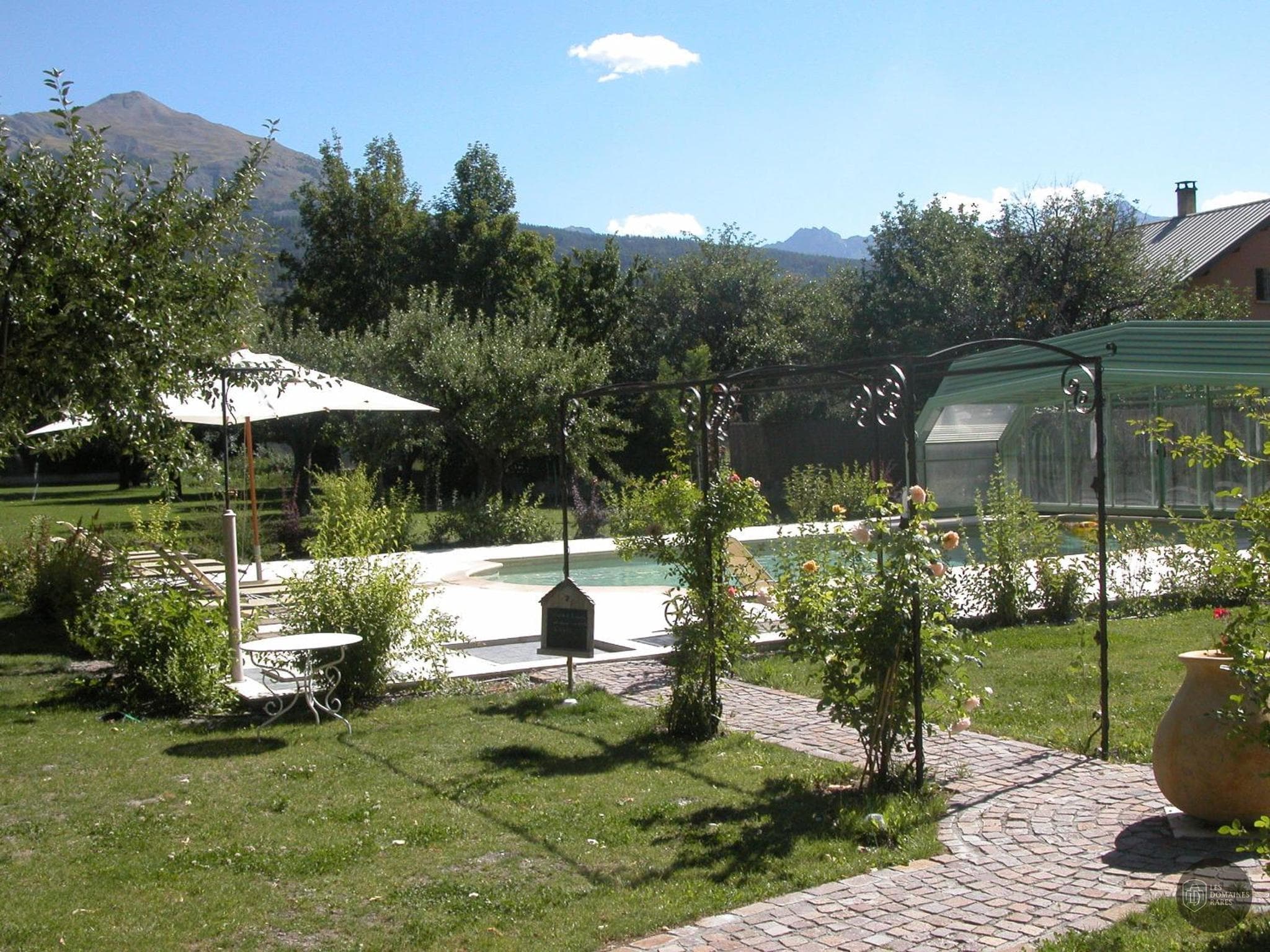 Vue extérieure du château Villa Morelia à Jausiers en Provence-Alpes-Côte d'Azur