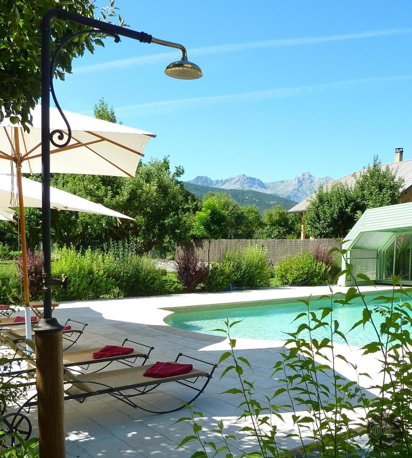 Vue extérieure du château Villa Morelia à Jausiers en Provence-Alpes-Côte d'Azur
