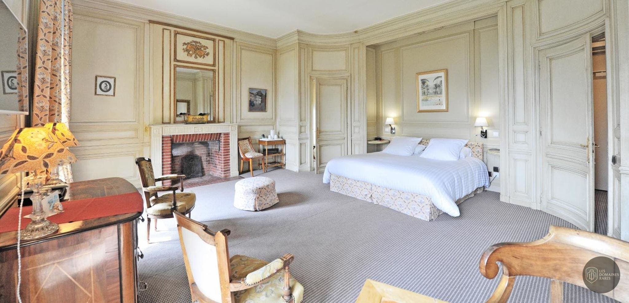 Chambre de la villa Villa Navarre à Pau en Nouvelle-Aquitaine - séminaire pau france coordonnées gps latitude : 43.298930