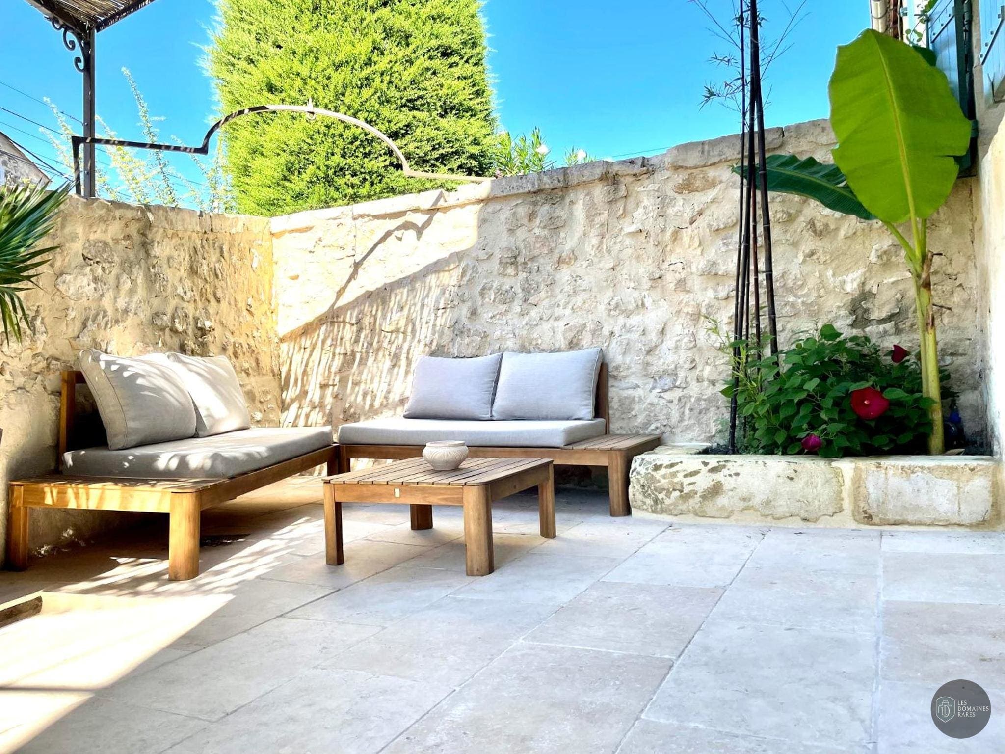 Vue extérieure de l'hôtel Villa Régalido à Fontvieille en Provence-Alpes-Côte d'Azur