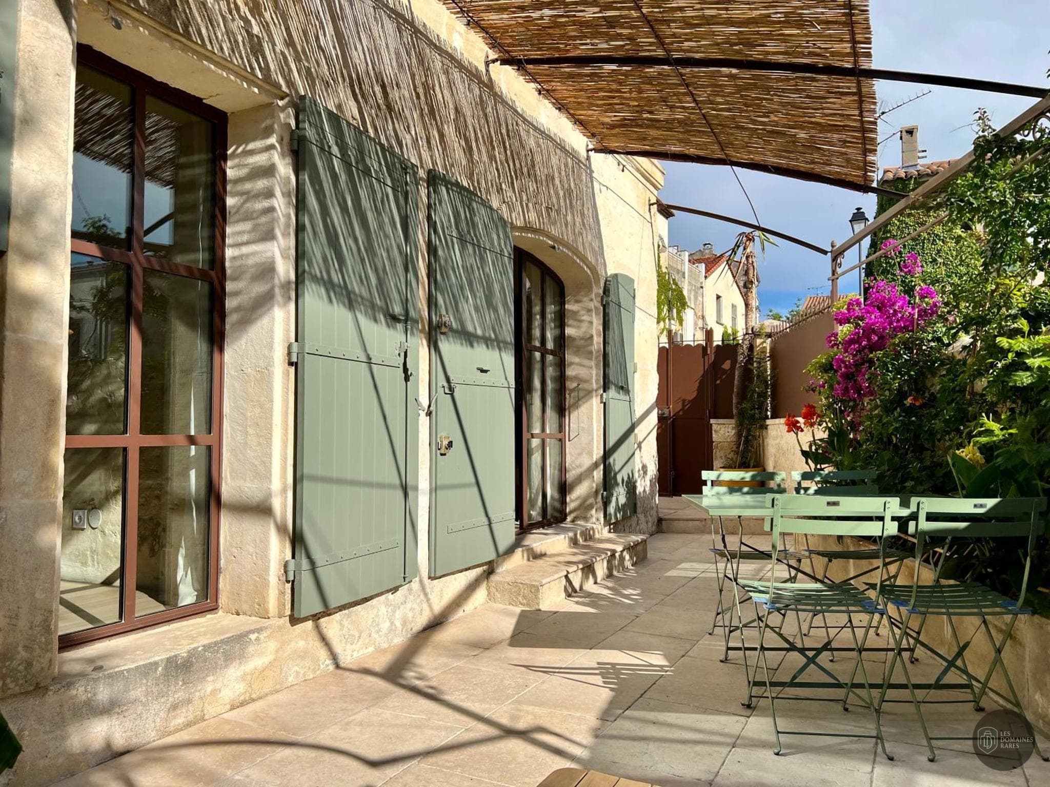 Vue extérieure de l'hôtel Villa Régalido à Fontvieille en Provence-Alpes-Côte d'Azur