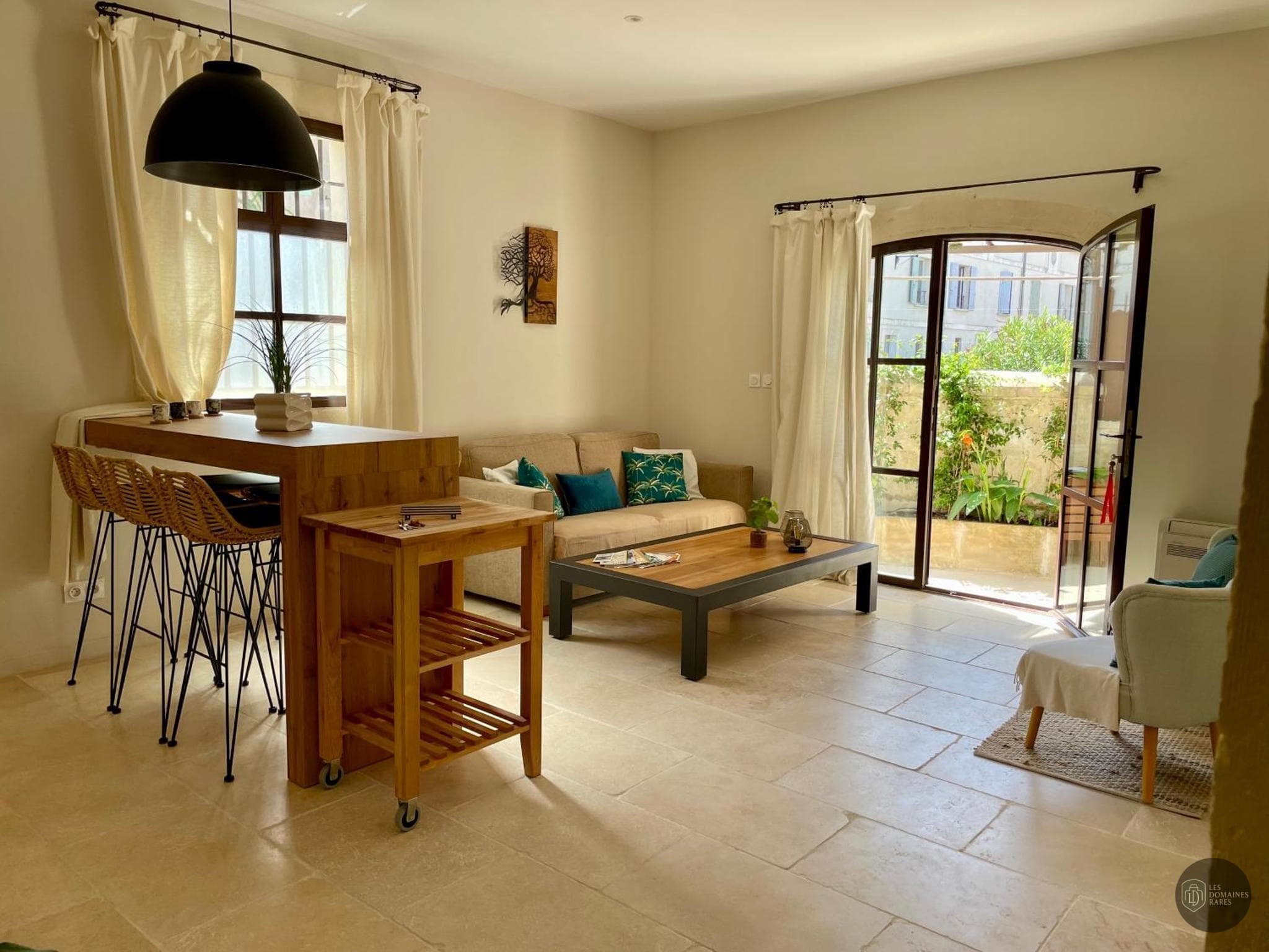 Vue extérieure de l'hôtel Villa Régalido à Fontvieille en Provence-Alpes-Côte d'Azur
