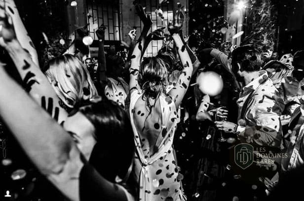 Ambiance festive avec des confettis