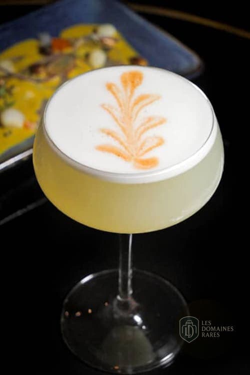 Cocktail élaboré avec décoration florale