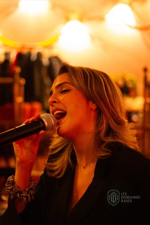 Chanteuse performant au restaurant festif