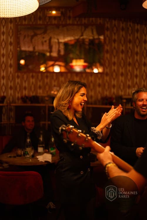 Ambiance festive avec musique et rires