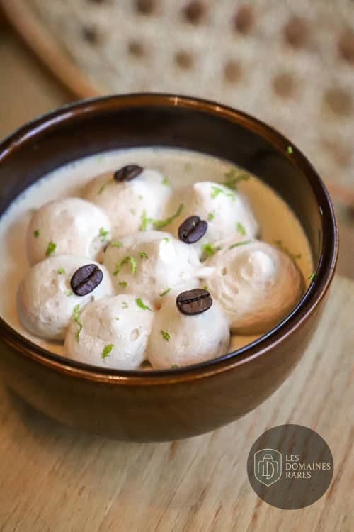 Dessert crémeux avec meringues et café