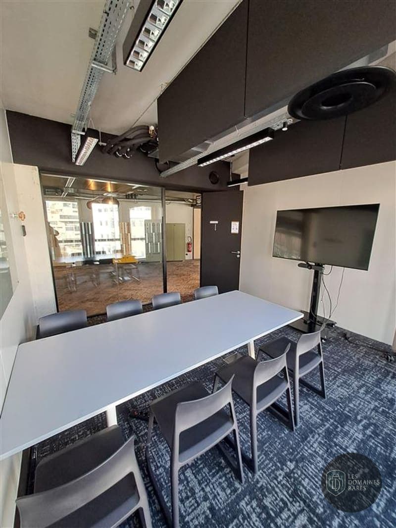 Salle de réunion avec écran et table