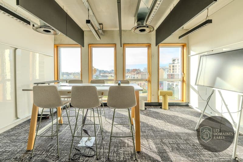 Salle de réunion avec chaises hautes
