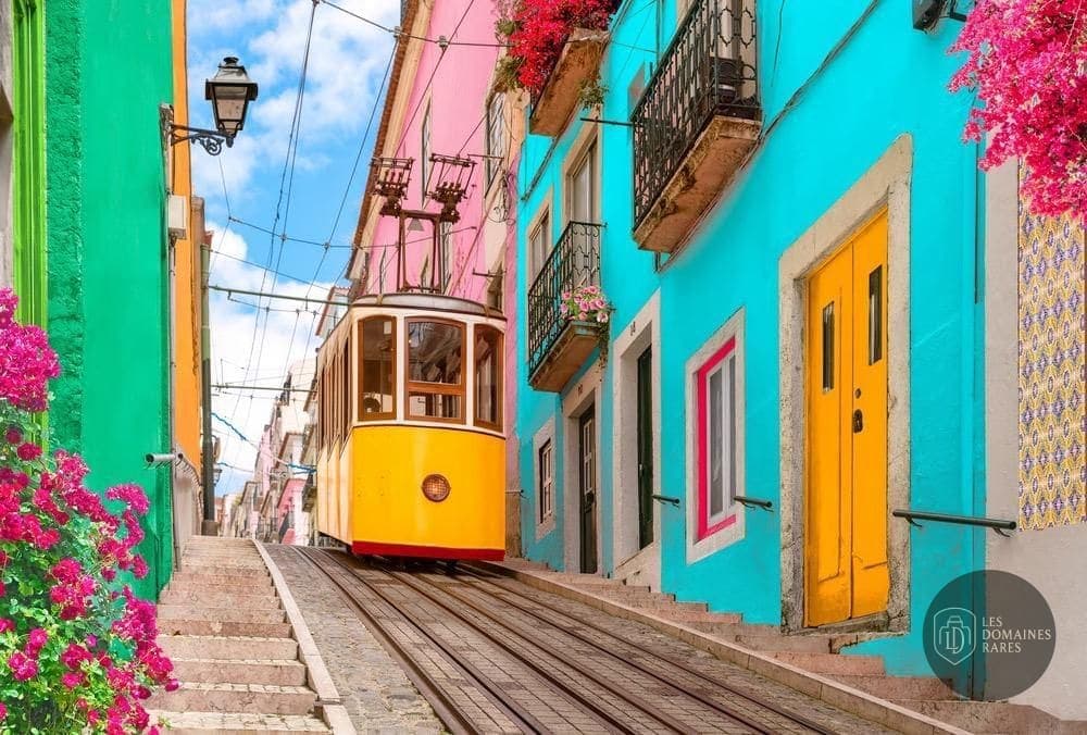 Tramway jaune typique à Lisbonne