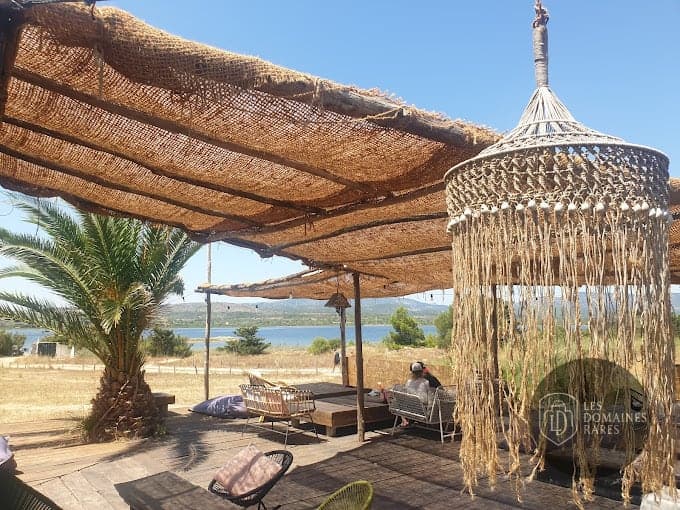 Terrasse extérieure avec vue sur le lac