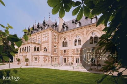 Façade du bâtiment principal et jardin