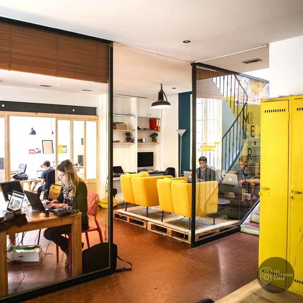 Espace intérieur de l'espace de coworking Yelloworking en Provence-Alpes-Côte d'Azur