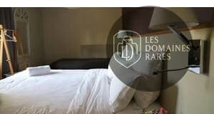 Chambre avec lit double et serviettes