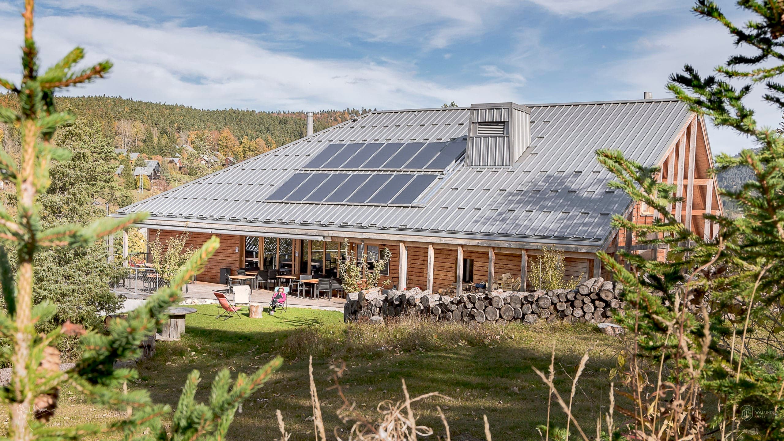 Vue extérieure de l'hôtel Zecamp en Auvergne-Rhône-Alpes
