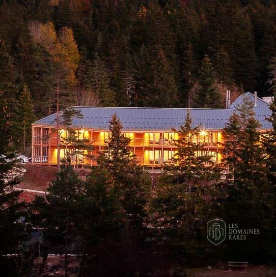 Vue extérieure de l'hôtel Zecamp en Auvergne-Rhône-Alpes