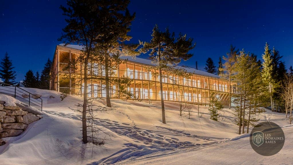 Vue extérieure de l'hôtel Zecamp en Auvergne-Rhône-Alpes