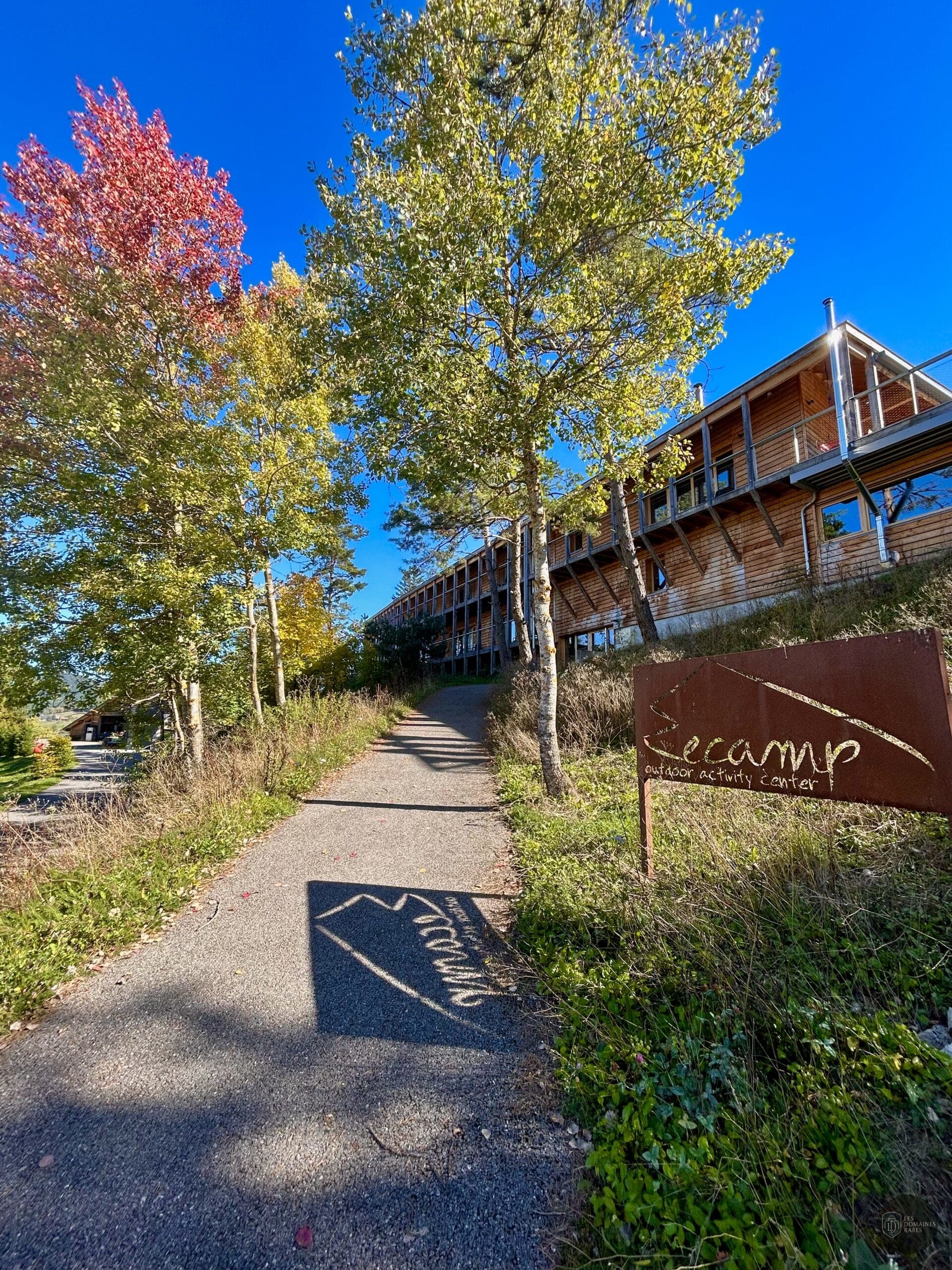 Vue extérieure de l'hôtel Zecamp en Auvergne-Rhône-Alpes