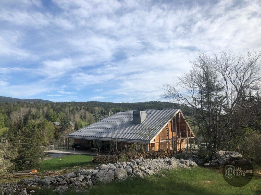 Vue extérieure de l'hôtel Zecamp en Auvergne-Rhône-Alpes