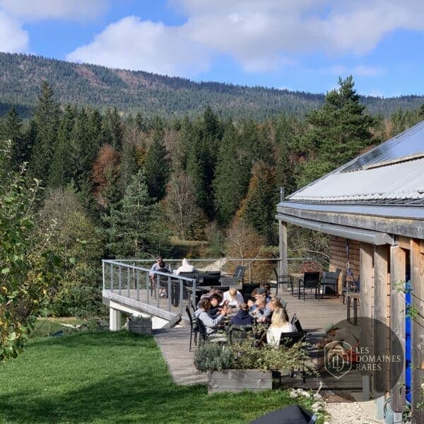 Vue extérieure de l'hôtel Zecamp en Auvergne-Rhône-Alpes