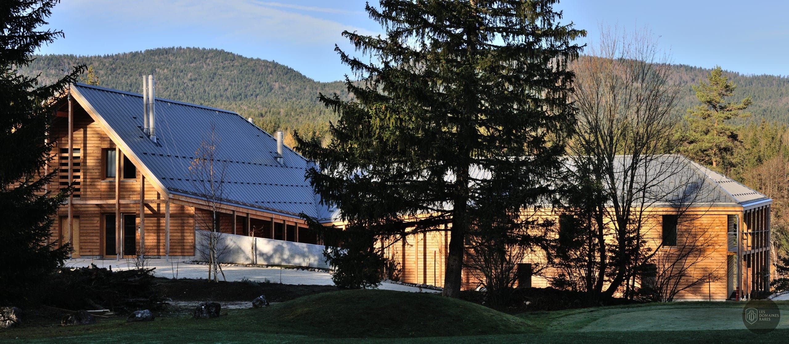 Vue extérieure de l'hôtel Zecamp en Auvergne-Rhône-Alpes