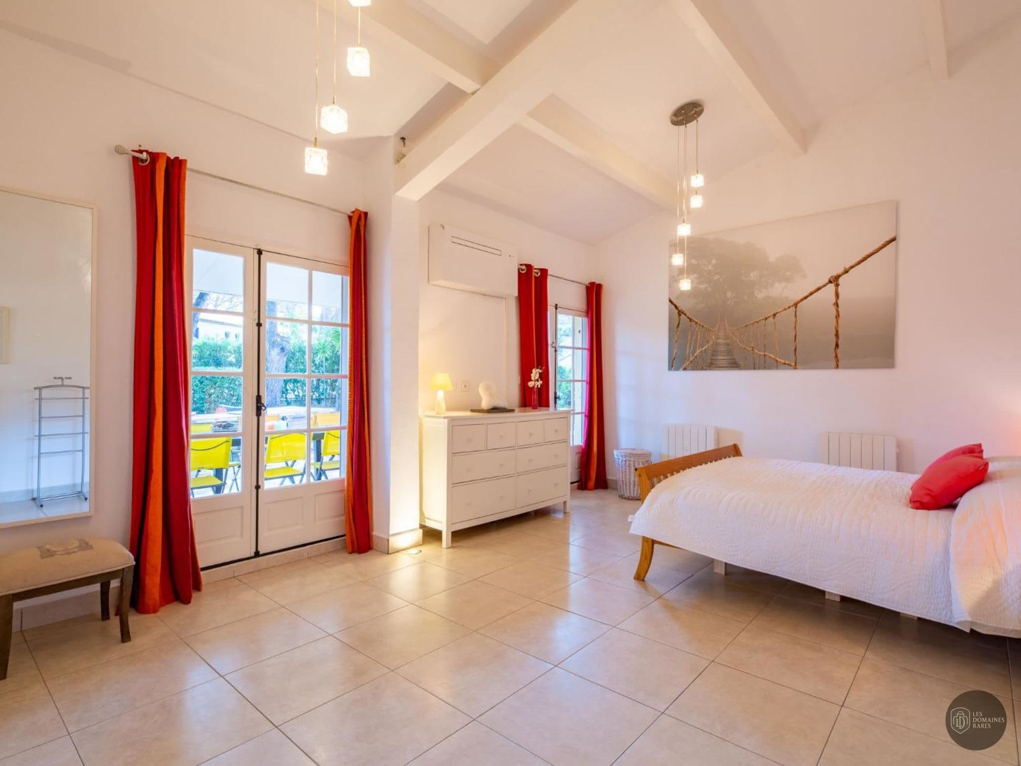Chambre de la villa la Villa XXL en Nouvelle-Aquitaine - château de montvillargenne séminaire