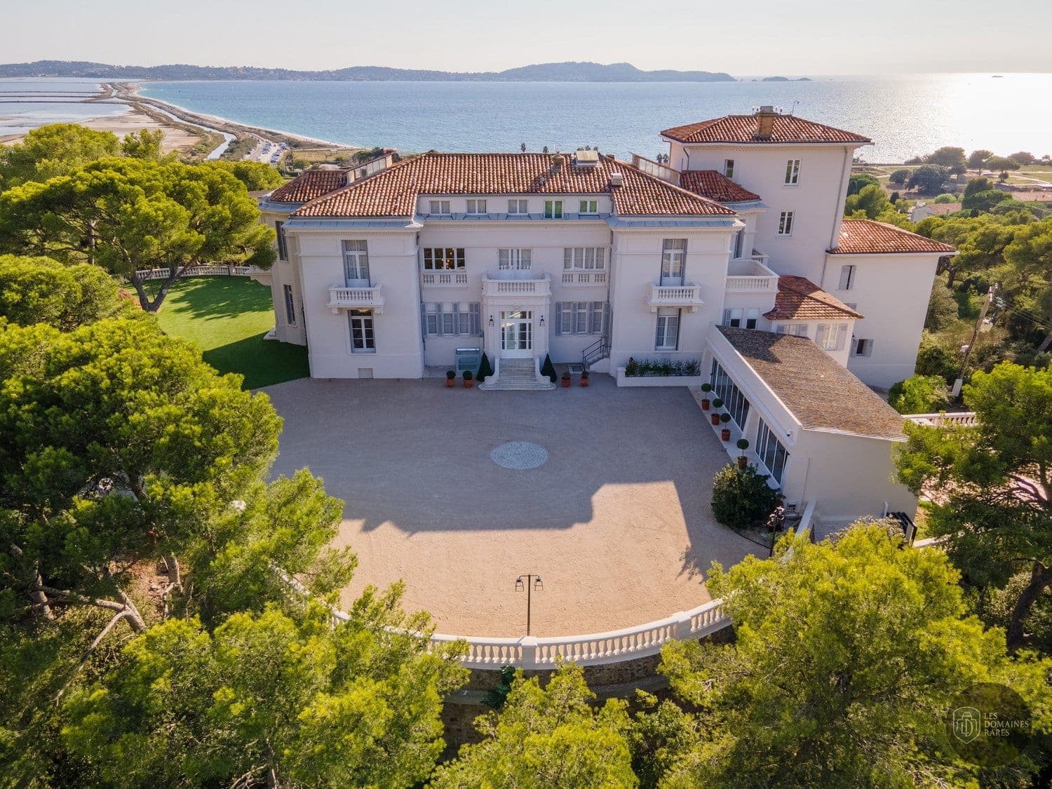 Castel Bay