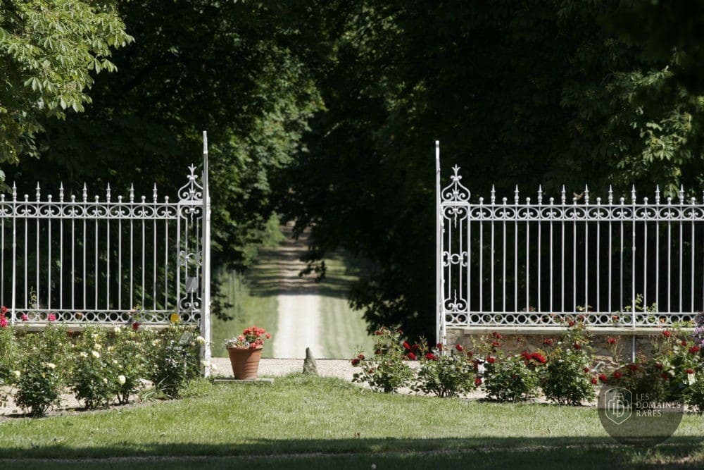 Chateau De Montbraye