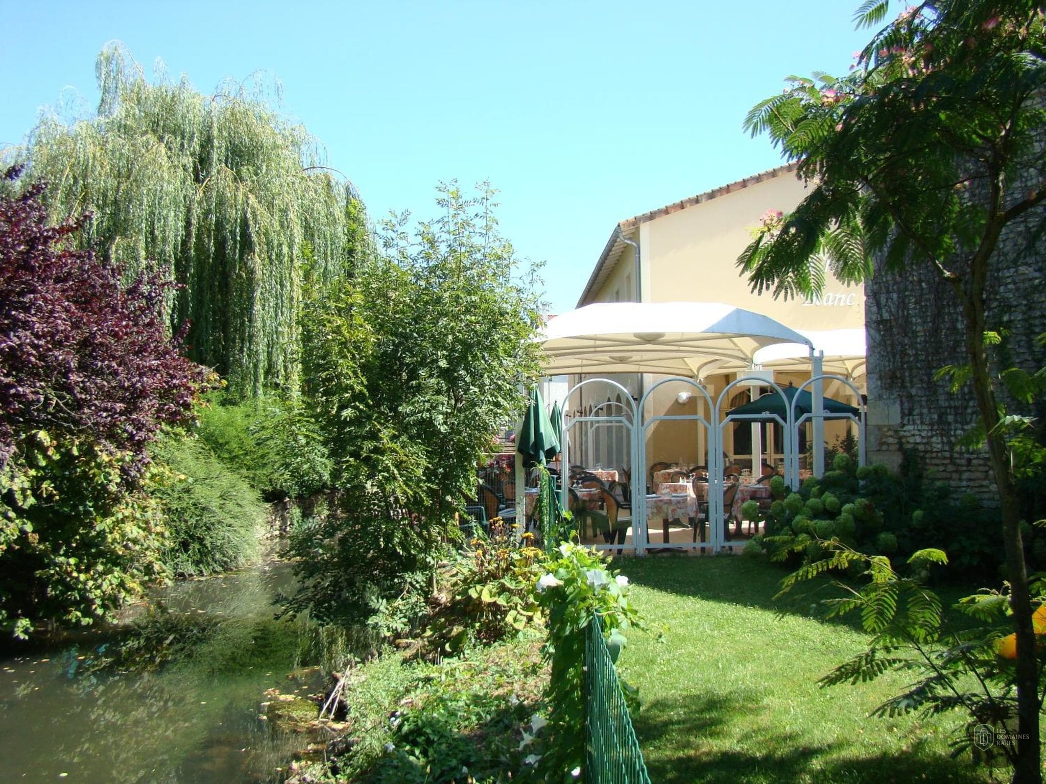Hôtel Restaurant Le Cheval Blanc et Clovis