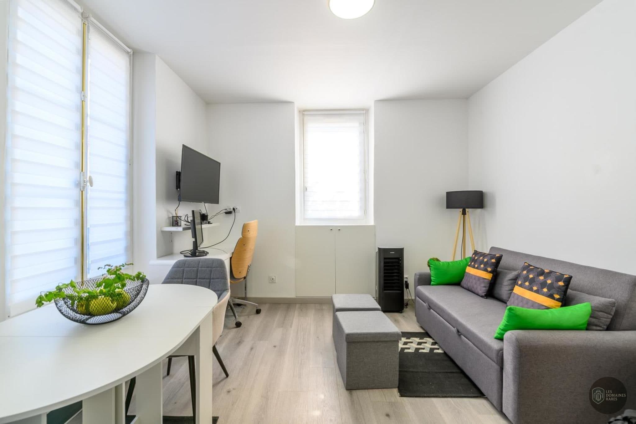 White et Metal Corner